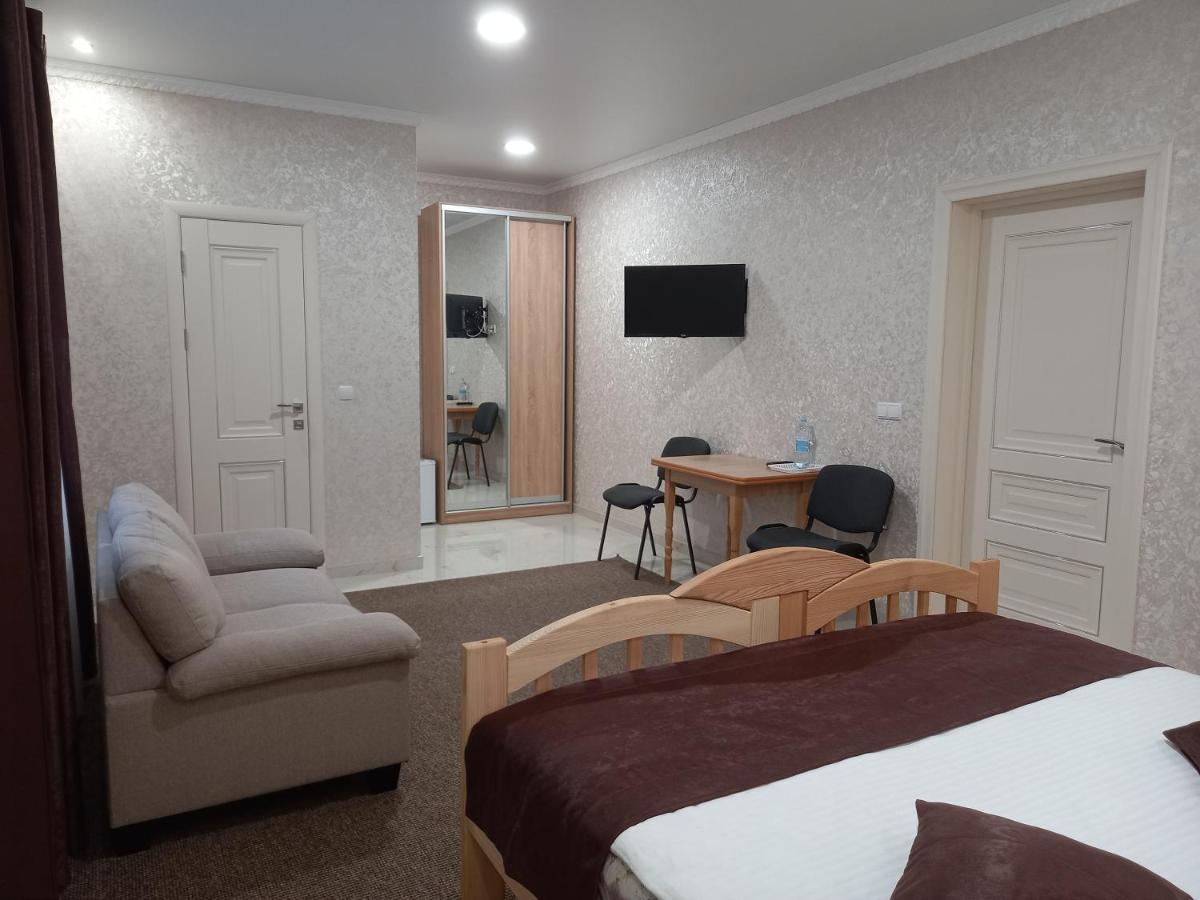 Готель River House Uman Bagian luar foto