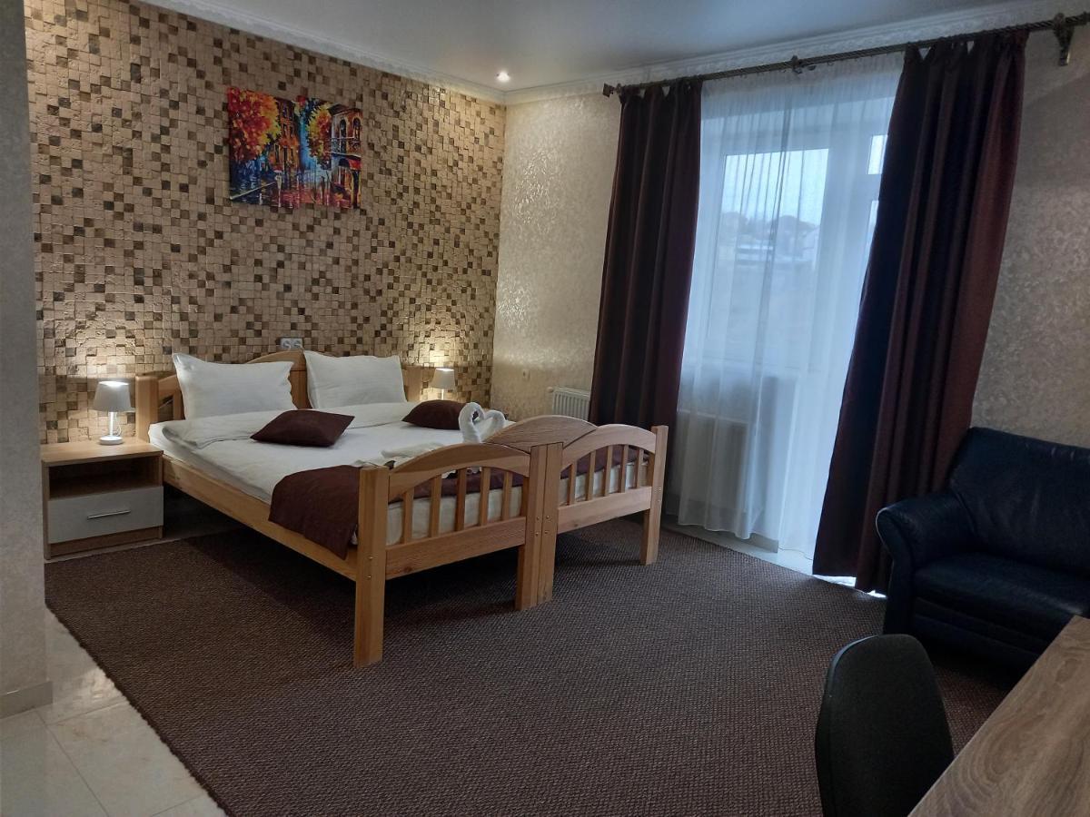 Готель River House Uman Bagian luar foto