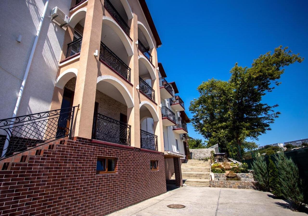 Готель River House Uman Bagian luar foto