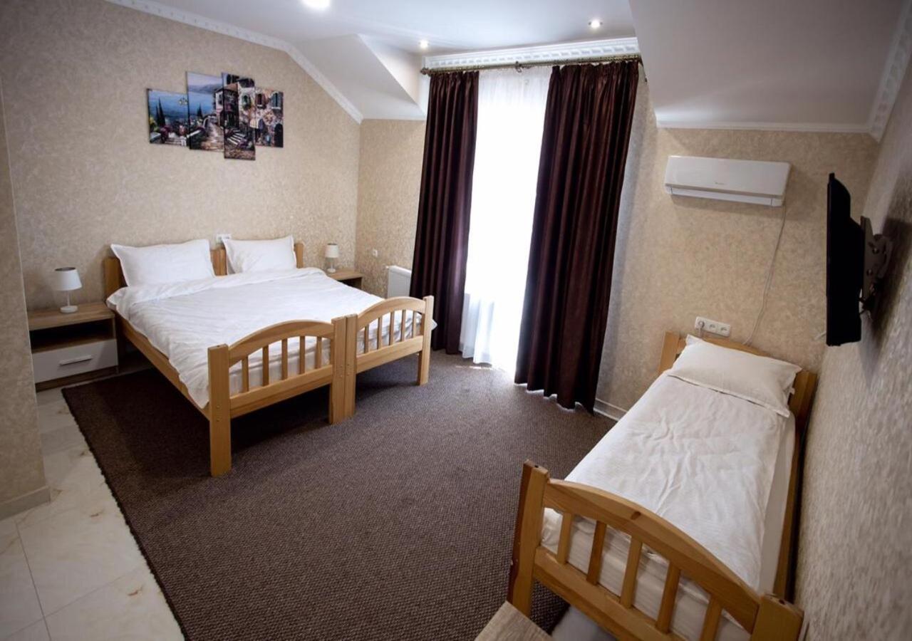 Готель River House Uman Bagian luar foto