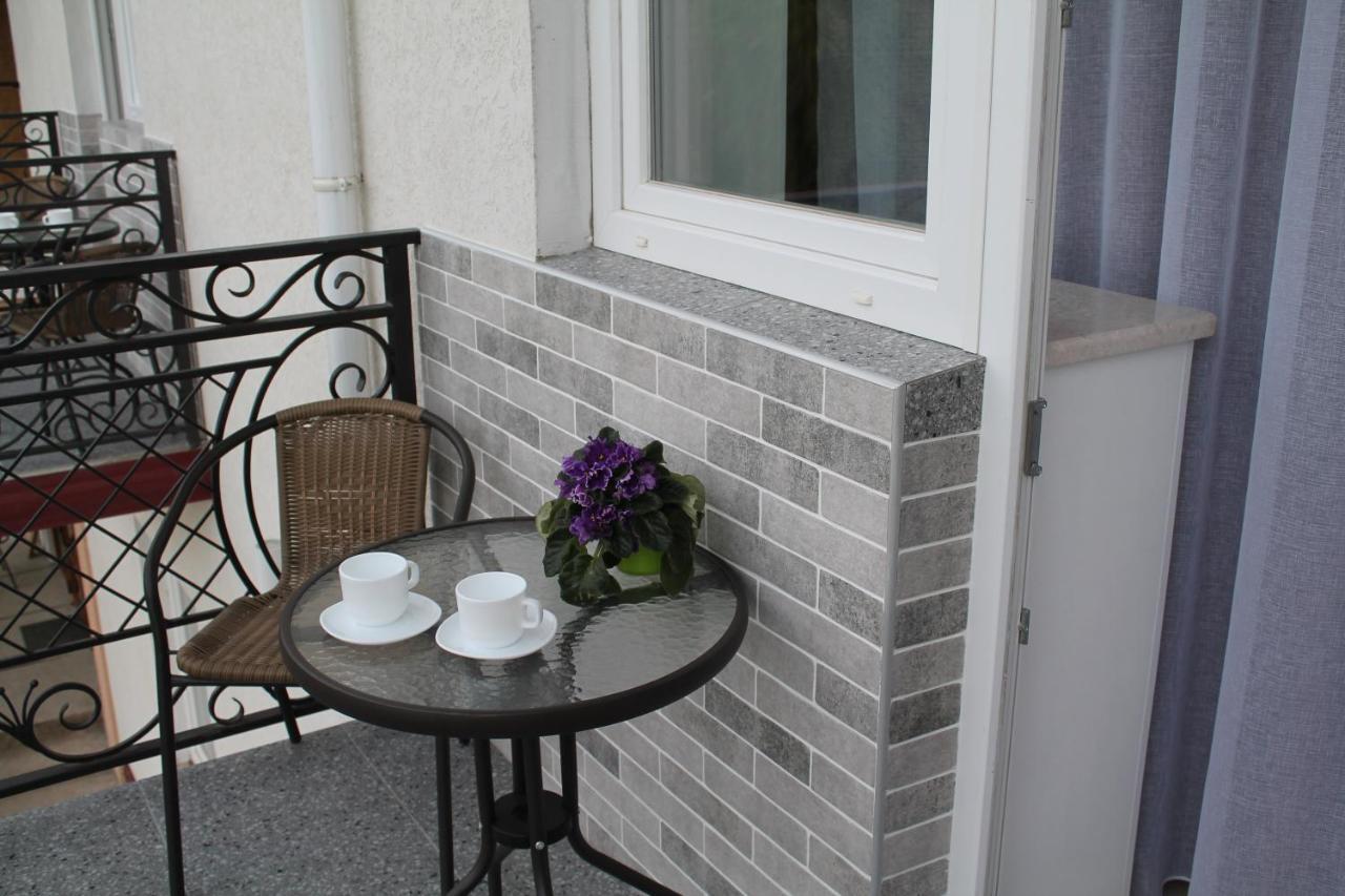 Готель River House Uman Bagian luar foto
