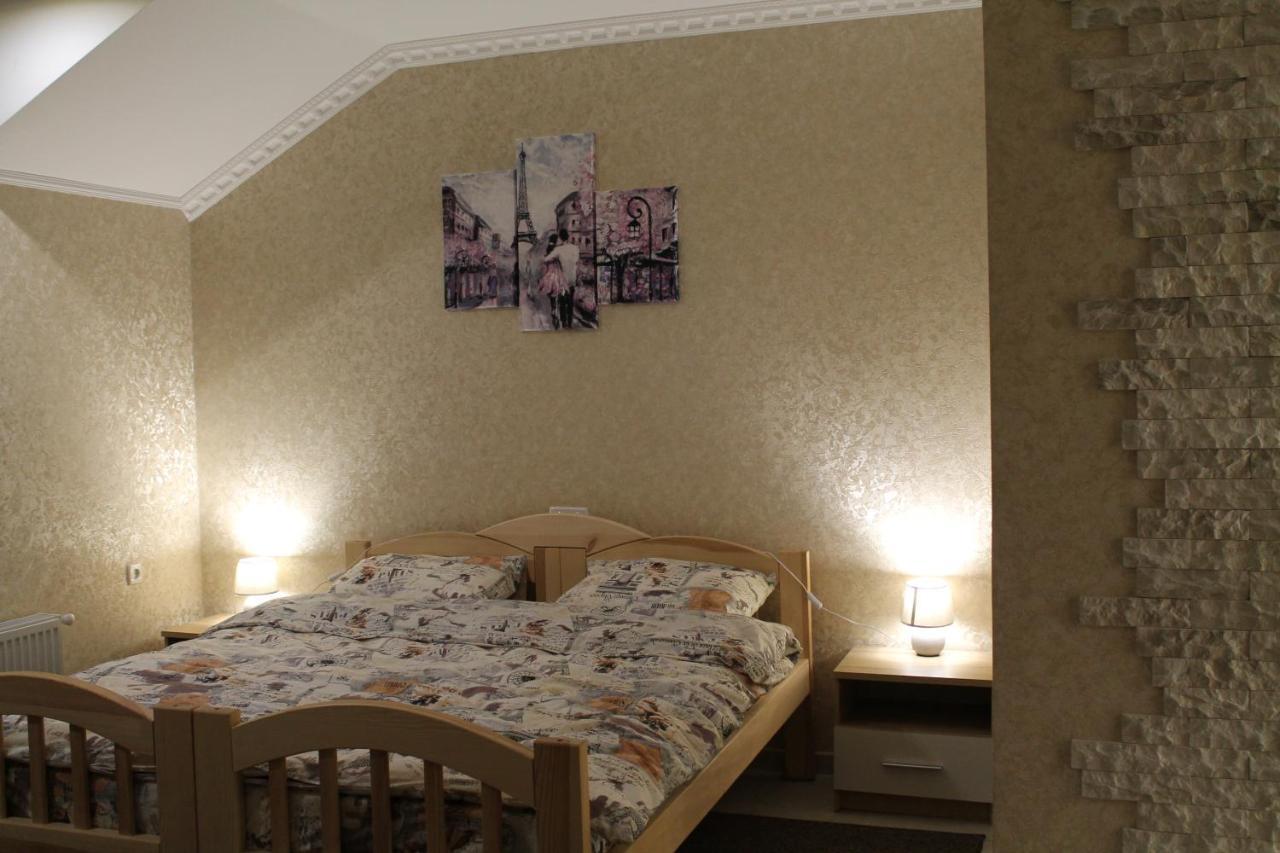 Готель River House Uman Bagian luar foto