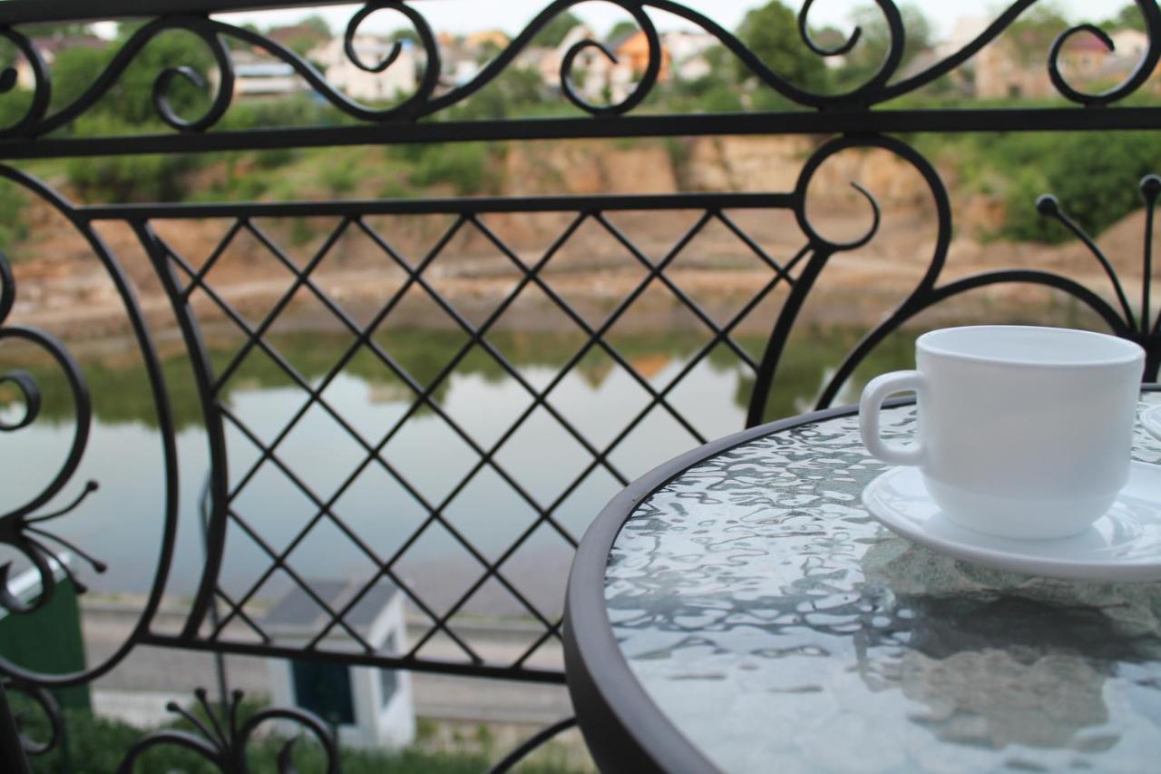 Готель River House Uman Bagian luar foto