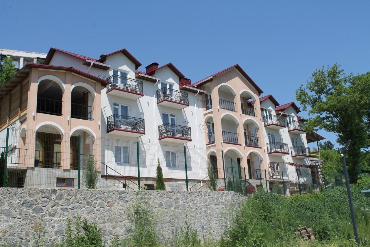 Готель River House Uman Bagian luar foto